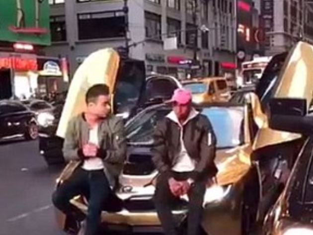 A oprit bolidul de lux in trafic pe o strada aglomerata din Manhattan ca sa faca poze pe capota. Reactia unui sofer furios