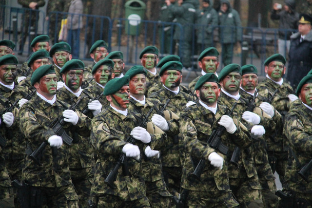 Parada de 1 Decembrie: VIDEO COMPLET CU DEFILAREA. Manevra spectaculoasa a noilor avioane F-16