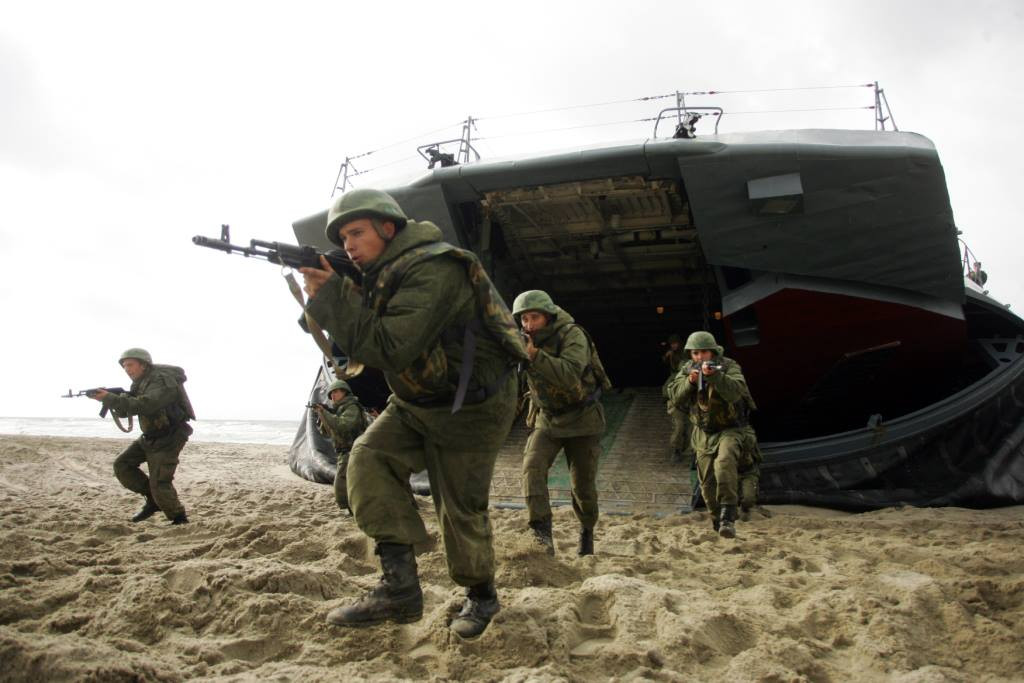 militari rusi care debarca