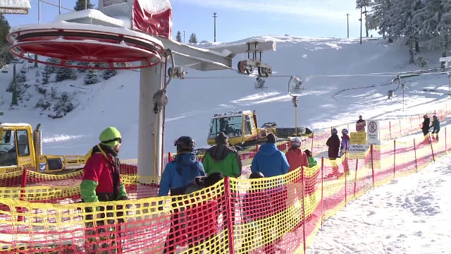 Venirea zapezii pe partiile din tara s-a sincronizat la fix cu minivacanta de 1 Decembrie. "E foarte palpitant cu placa"