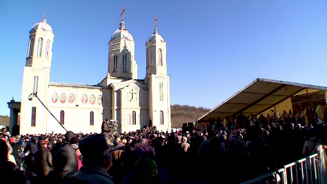 Imbulzeala nu a lipsit de la pelerinajul la moastele Sfintilor Andrei si Pavel. Jandarm: Ati venit la biserica sa va certati