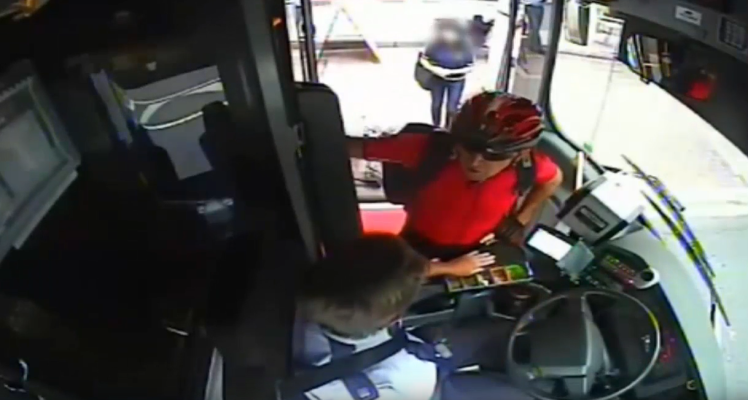 Un barbat si-a pus bicicleta in fata unui autobuz si apoi a urcat in el. Ce s-a intamplat cu soferul. VIDEO