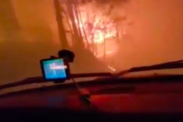 Imaginile terifiante surprinse de un sofer american: Cum a reusit sa scape cu masina dintr-un incendiu de vegetatie. VIDEO