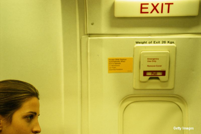 O americanca a deschis usa de evacuare a unui avion si a sarit. Ce decizie au luat autoritatile