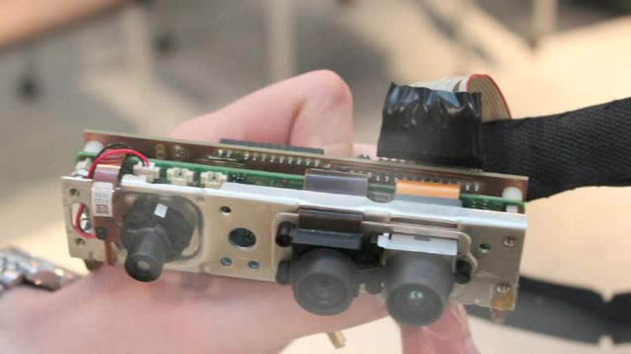 La 23 de ani a intalnit cei mai puternici oameni ai lumii si a creat ochelarii ce le redau orbilor vederea. Ce l-a motivat