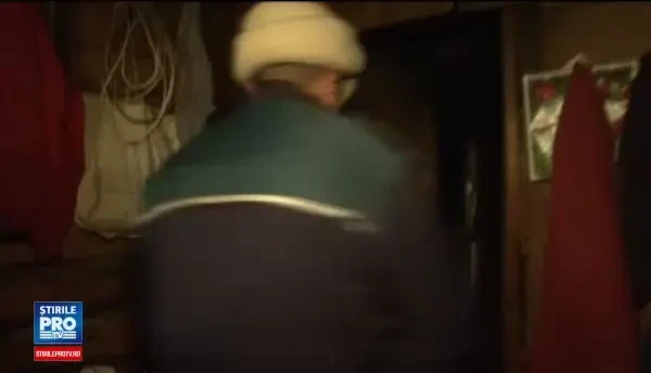 Un barbat a incercat sa se sinucida incendiind casa in care se aflau si cei 3 copii ai lui. A fost impuscat in picior