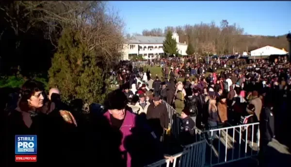 Imbulzeala nu a lipsit de la pelerinajul la moastele Sfintilor Andrei si Pavel. Jandarm: Ati venit la biserica sa va certati