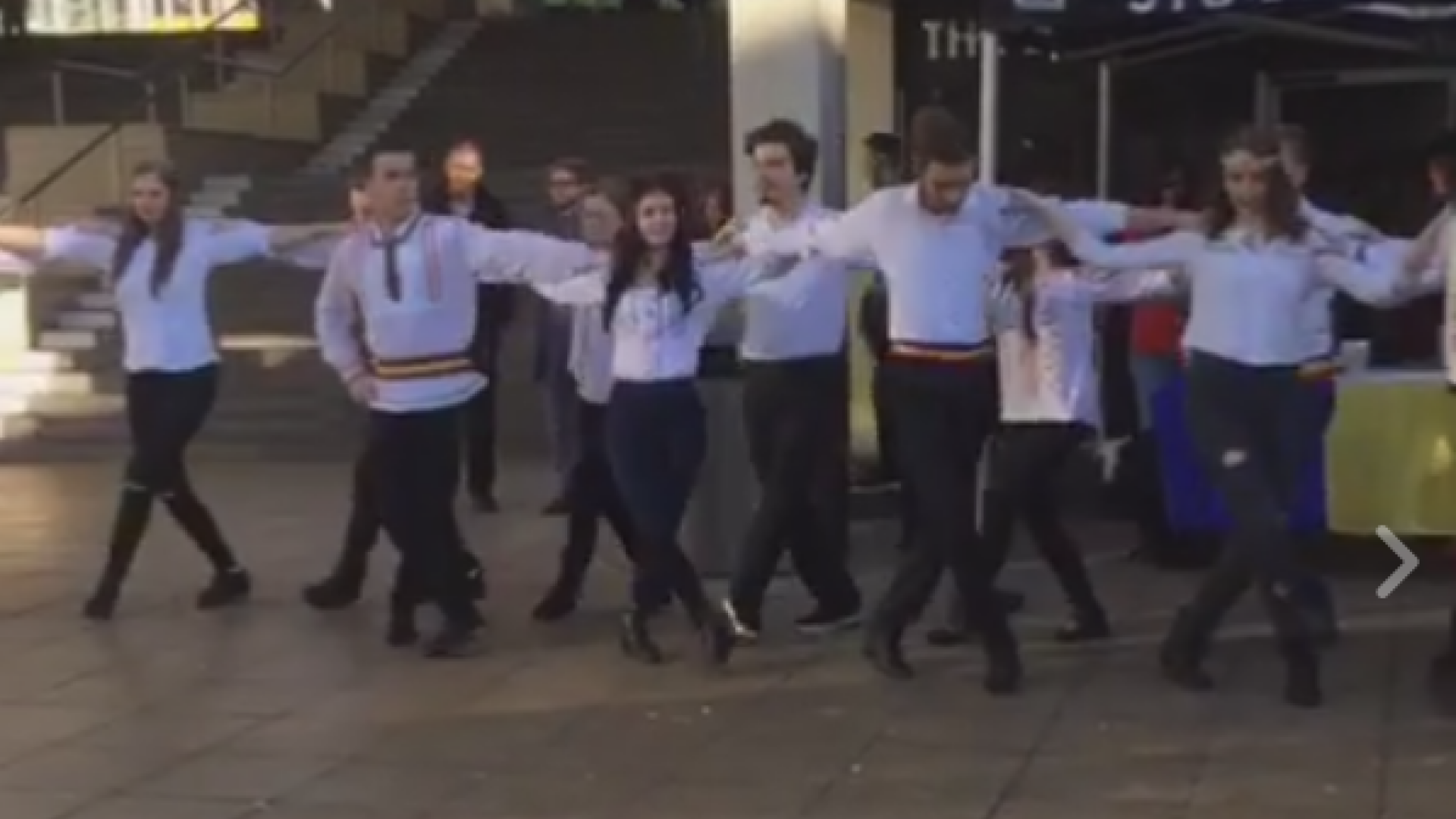 Hora romaneasca, in campusul Universitatii Essex. Coregrafia speciala cu care studentii nostri au celebrat Ziua Nationala