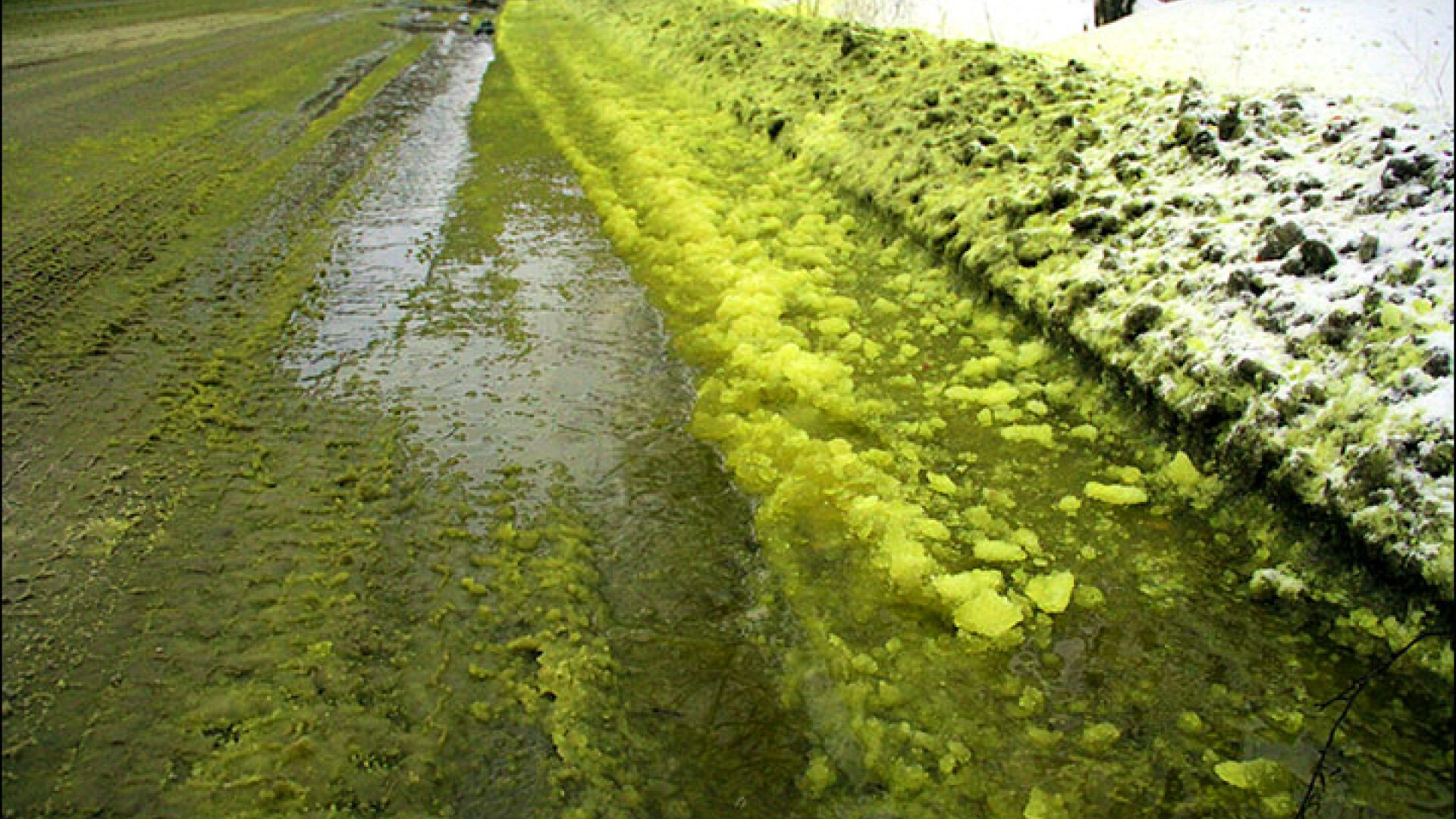 O localitate din Rusia a fost acoperita de zapada verde. Explicatia oficiala: "Nu e niciun pericol"