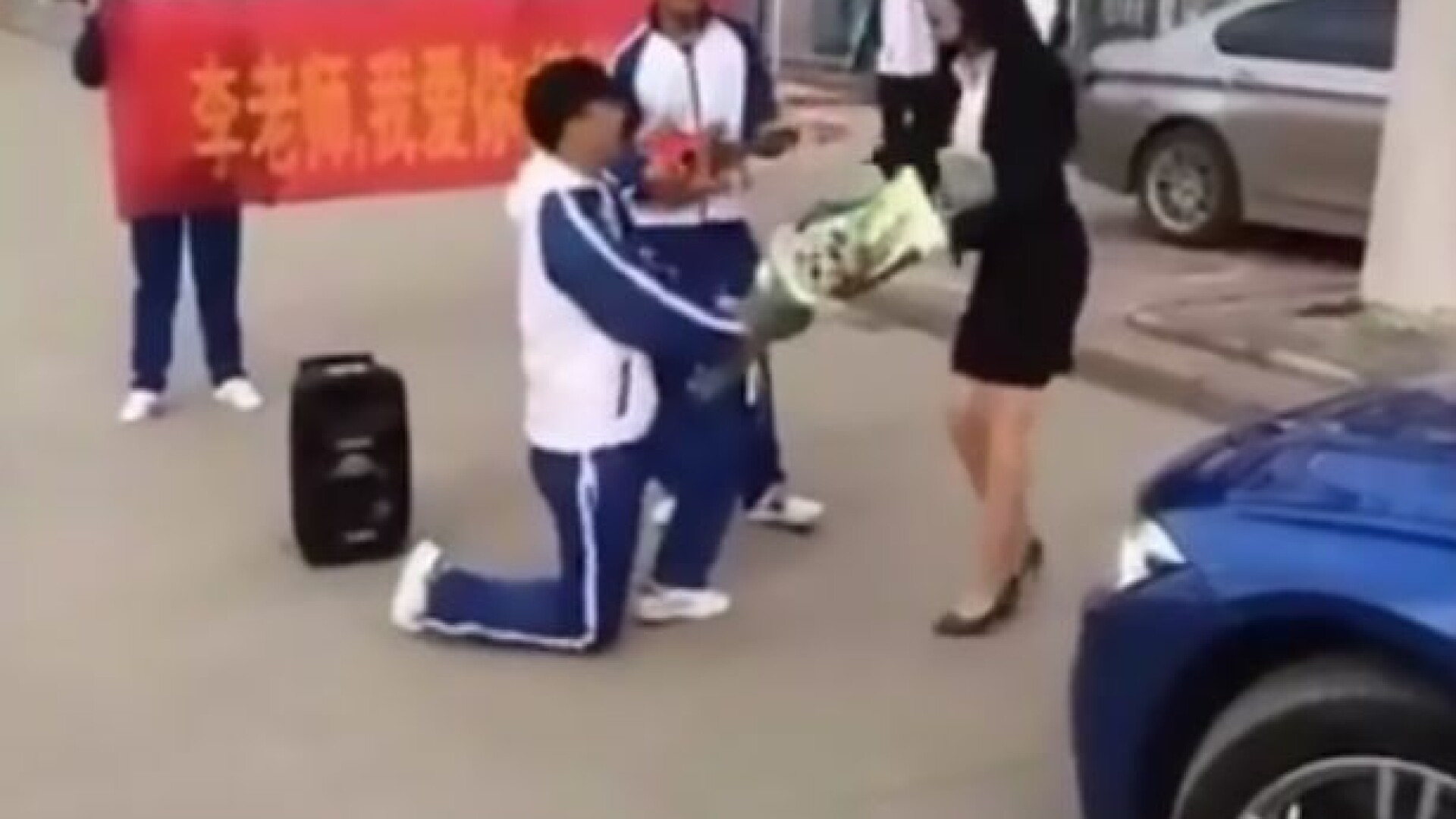 Un adolescent chinez si-a cerut in casatorie profesoara, cu muzica si flori. Cum a reactionat femeia la propunere. VIDEO