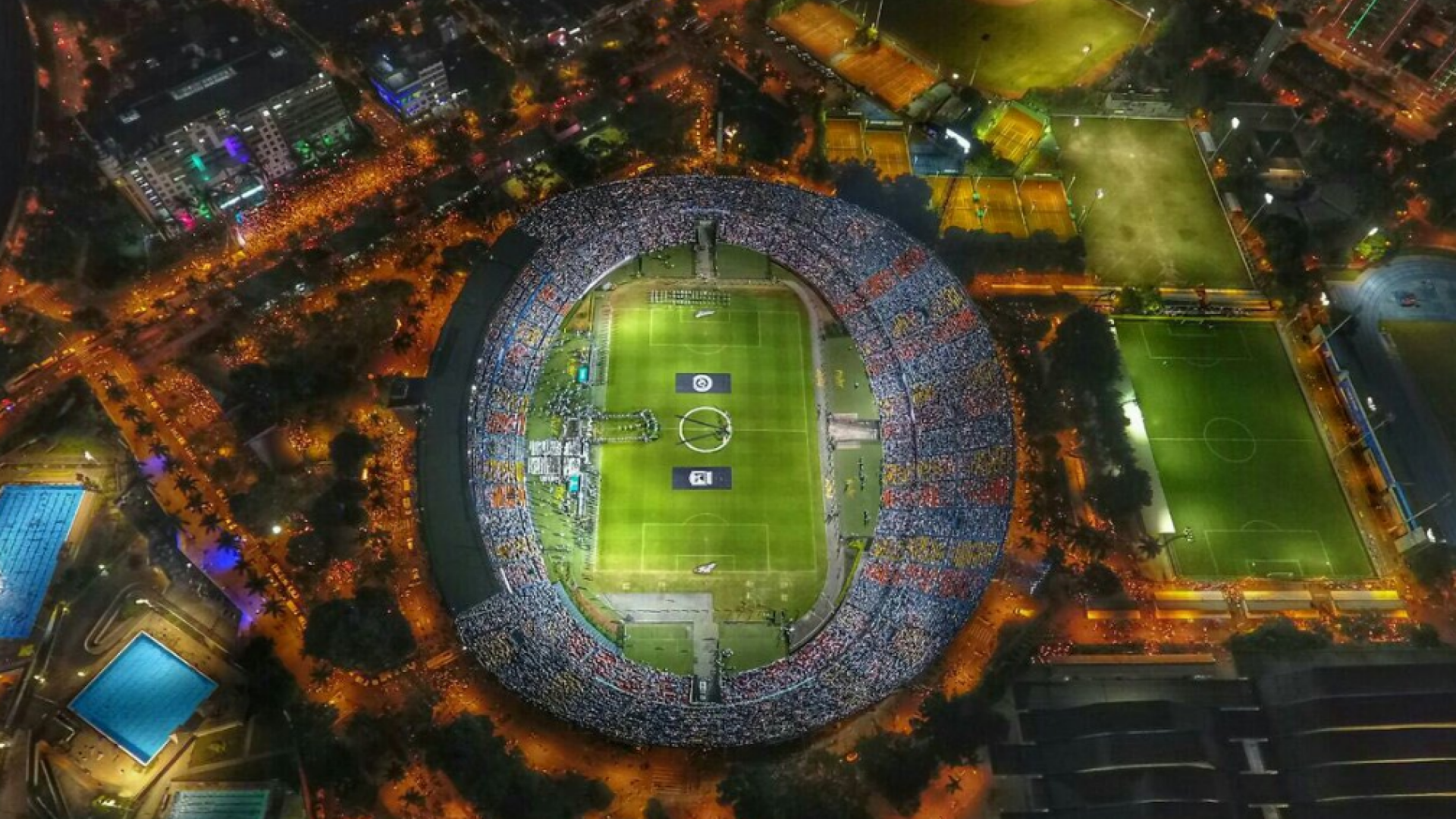 Imagini coplesitoare. Aproape 200.000 de columbieni s-au strans pe stadionul lui Atletico Nacional si pe strazile din jur la ora meciului cu Chapecoense