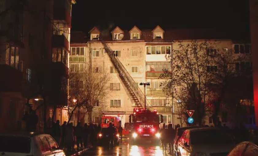 Bloc din Timisoara, invaluit de fum gros dupa ce mansarda din lemn a luat foc. Camera unui apartament a ars complet