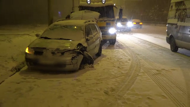 Accidente in lant in Baia Mare, joi seara, dupa ce zapada a acoperit poleiul de pe sosele: "N-am vazut niciun utilaj"