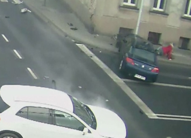 Un stalp de iluminat public i-a salvat viata unei femei din Polonia. Momentul in care o masina s-a izbit langa ea