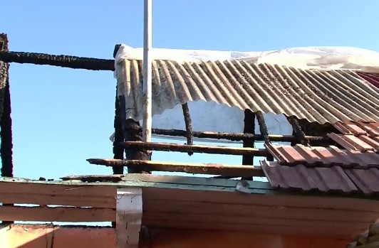 Clipe de groaza pentru doi batrani de 76 si 78 de ani, din Comanesti, Bacau. Fiul le-a incendiat casa