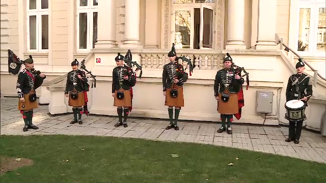 Spectacol inedit la Ambasada Marii Britanii. Regimentului Regal Irlandez a sustinut un recital de cimpoaie