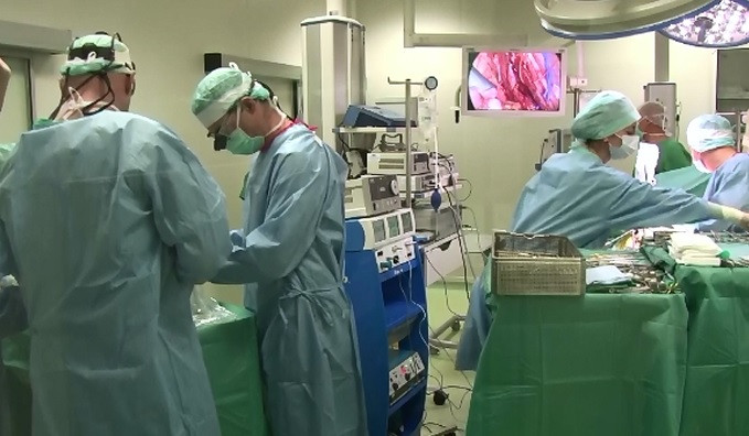 O tanara de 21 de ani a primit un rinichi donat de tatal ei. Operatia, realizata gratuit de medici romani si elvetieni