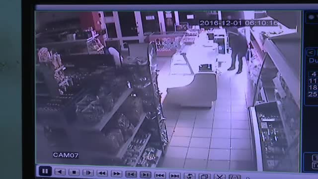 Magazin din Brasov, jefuit in timp ce alarma a sunat timp de o ora. Ce au furat hotii, in valoare de 15.000 de lei