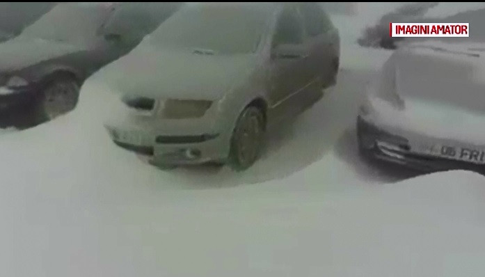 Vremea rea a creat probleme in vestul tarii. Drumul care duce spre Muntele Mic a fost inchis din cauza viscolului puternic