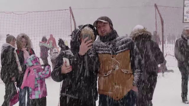 Vacanta de Ziua Nationala a continuat cu coborari pe partie si platouri cu slanina. Cum s-au distrat romanii la munte