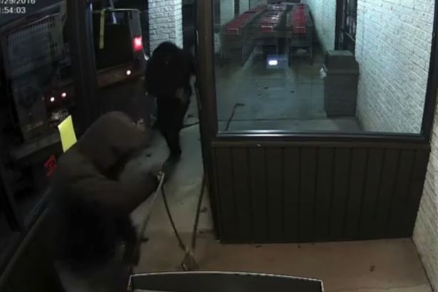 Au furat o masina de salubrizare si au parcat-o in fata unui magazin. Ce au pus la cale cei doi hoti. VIDEO