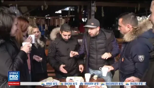 Distractie la munte, cu zapada si gratare. Turistii din Marginimea Sibiului s-au bucurat de slanina si vitel la protap