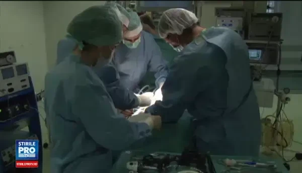 O tanara de 21 de ani a primit un rinichi donat de tatal ei. Operatia de 10 ore a fost realizata gratuit la Brasov