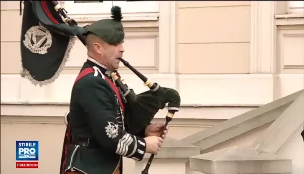 Spectacol inedit la Ambasada Marii Britanii. Regimentului Regal Irlandez a sustinut un recital de cimpoaie