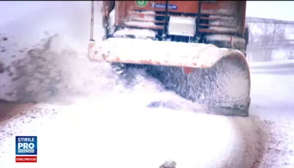 Trafic de cosmar dupa ninsorile abundente: masinile de deszapezire au ramas impotmolite. Fenomen neobisnuit in Brasov. VIDEO