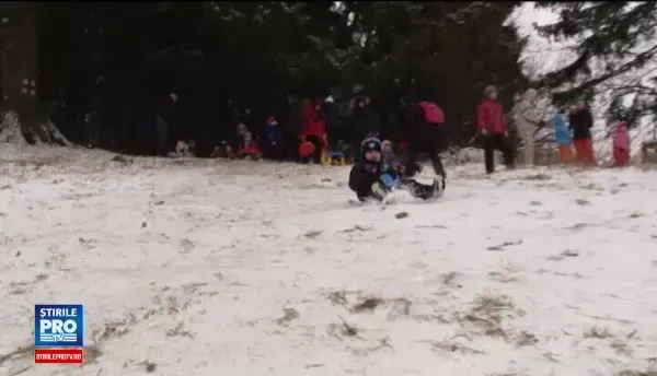 Vacanta de Ziua Nationala a continuat cu coborari pe partie si platouri cu slanina. Cum s-au distrat romanii la munte