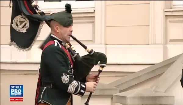 Celebrii cimpoieri si tobosari din Regimentul Regal Irlandez au facut o demonstratie si vineri. A fost o onoare pentru noi