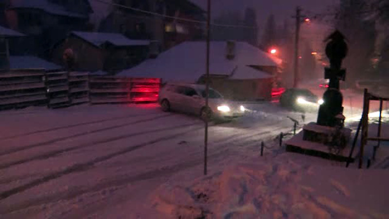 Haos in Sinaia, dupa ce strazile s-au transformat in patinoar. Momentul in care masinile se ciocnesc in lant