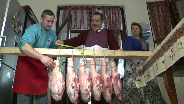 Peste 400 de oameni sunt asteptati la palatul regelui romilor, Dorin Cioaba, pentru a sarbatori Craciunul. "Avem jamboane"