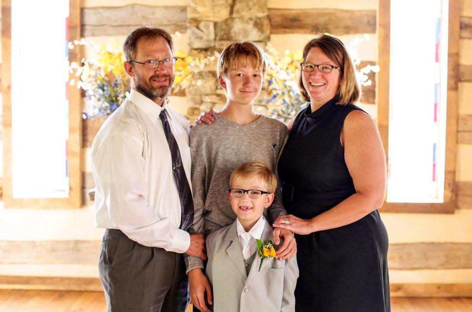 Un adolescent si-a impuscat mortal mama si fratele, in timp ce dormeau, dar a dat vina pe tatal sau. Ce l-a salvat pe barbat