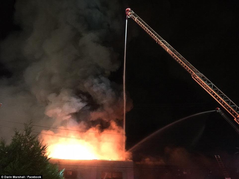 Incendiu depozit California
