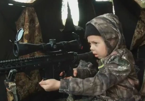 O fetita de 7 ani a ucis o caprioara dupa ce tatal ei a invatat-o sa traga cu arma automata. Clipul a starnit revolta. VIDEO