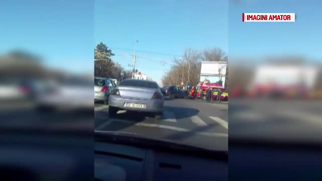 Accident intre o ambulanta SMURD si un Logan, in Capitala. Soferul vinovat a avut si el nevoie de un echipaj SMURD