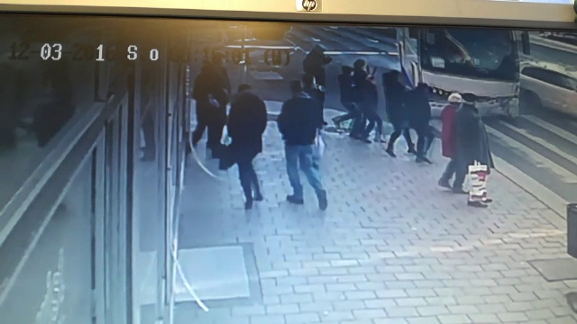 Un autocar cu zeci de romani, implicat intr-un accident, in Ungaria. Momentul in care se ciocneste cu un taxi