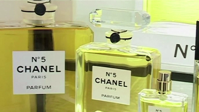 Casa de moda Chanel, protest fata de construirea unei linii de cale ferata. Cum afecteaza productia celebrului parfum No.5