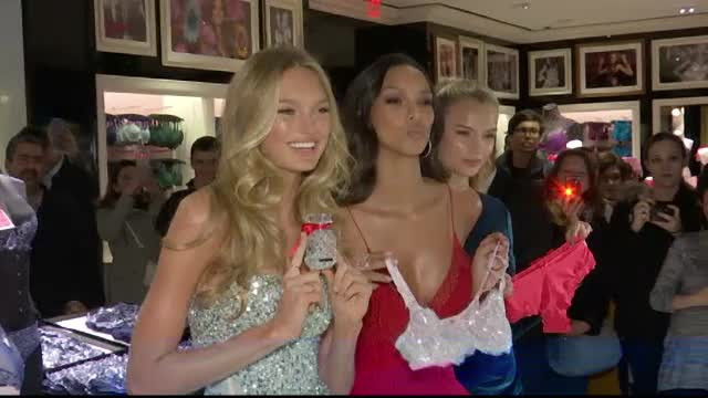 Expozitie retrospectiva la spectacolul Victoria's Secret din New York. Model: "A fost o noapte magica"