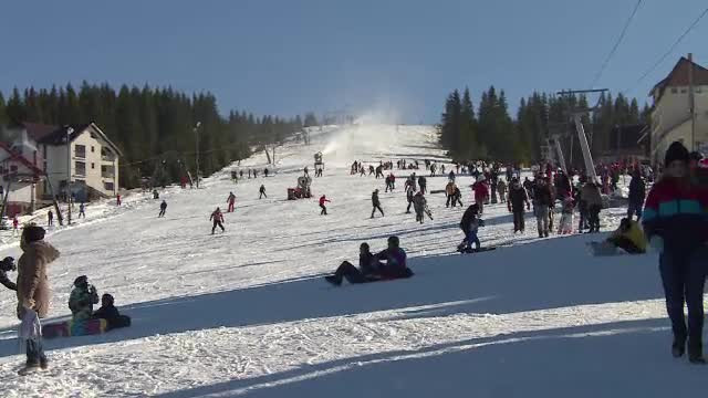 Turistii din Ranca s-au bucurat de soare, dupa viscol. Oamenii au stat la cozi la teleschi si cate o jumatate de ora