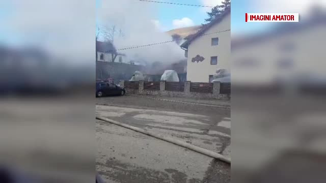 Incendiu puternic la o pensiune plina de turisti din Caras-Severin. Nu au existat victime, insa cladirea a fost grav avariata