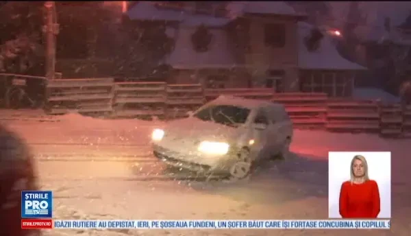 Strazile din Sinaia s-au transformat in patinoar iar masinile s-au ciocnit in lant. Drumul spre Cota 1400, inchis de politie