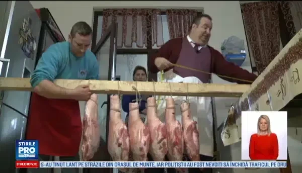 Peste 400 de oameni sunt asteptati la palatul regelui romilor, Dorin Cioaba, pentru a sarbatori Craciunul. Avem jamboane