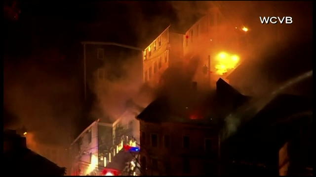 Peste 140 de pompieri au intervenit, dupa ce o cladire din Boston a luat foc. La cate constructii s-a extins focul