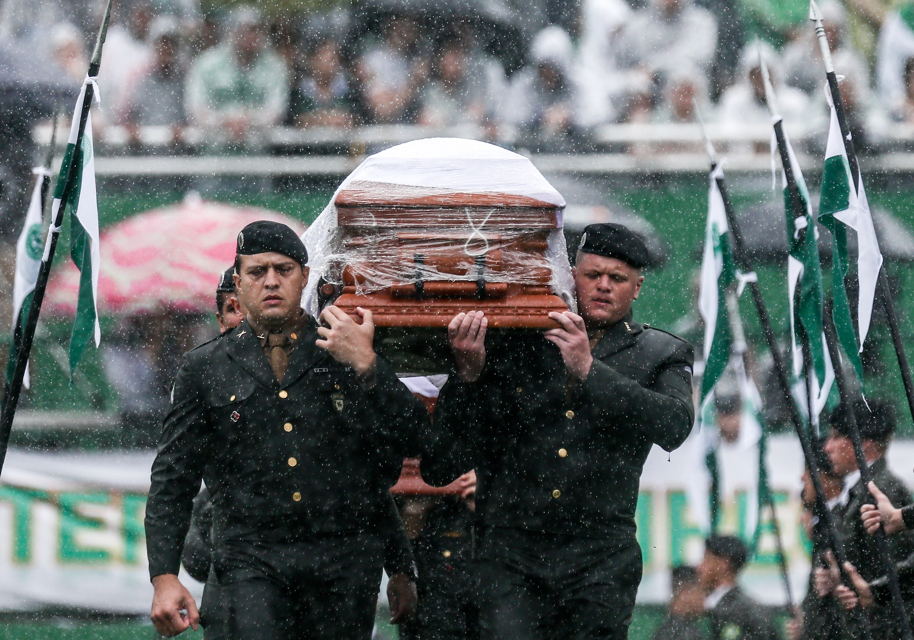 Imagini cutremuratoare. Sute de mii de oameni si-au luat adio de la jucatorii lui Chapecoense, in Brazilia, inainte ca acestia sa fie inmormantati