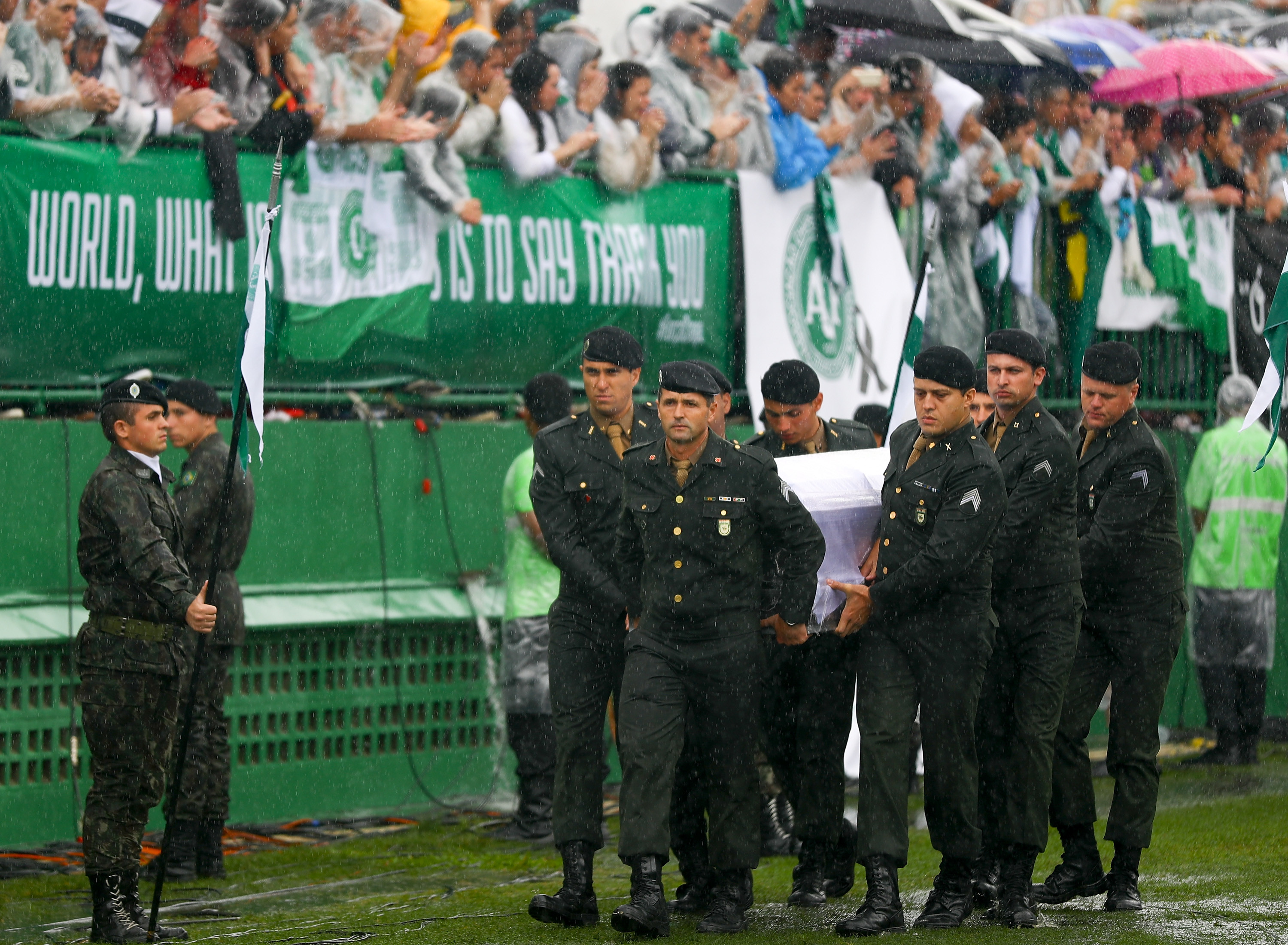 Imagini cutremuratoare. Sute de mii de oameni si-au luat adio de la jucatorii lui Chapecoense, in Brazilia, inainte ca acestia sa fie inmormantati