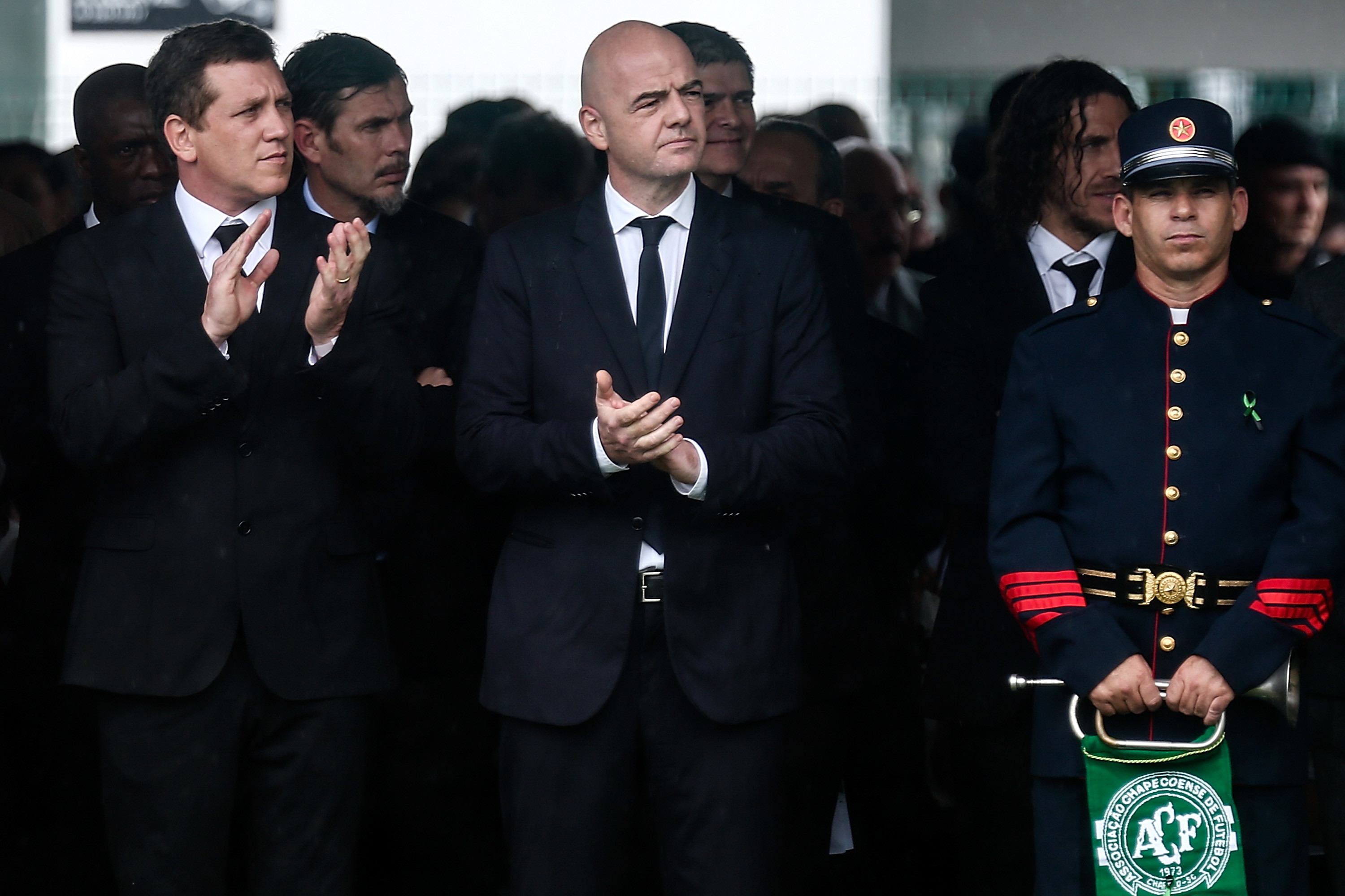 Imagini cutremuratoare. Sute de mii de oameni si-au luat adio de la jucatorii lui Chapecoense, in Brazilia, inainte ca acestia sa fie inmormantati