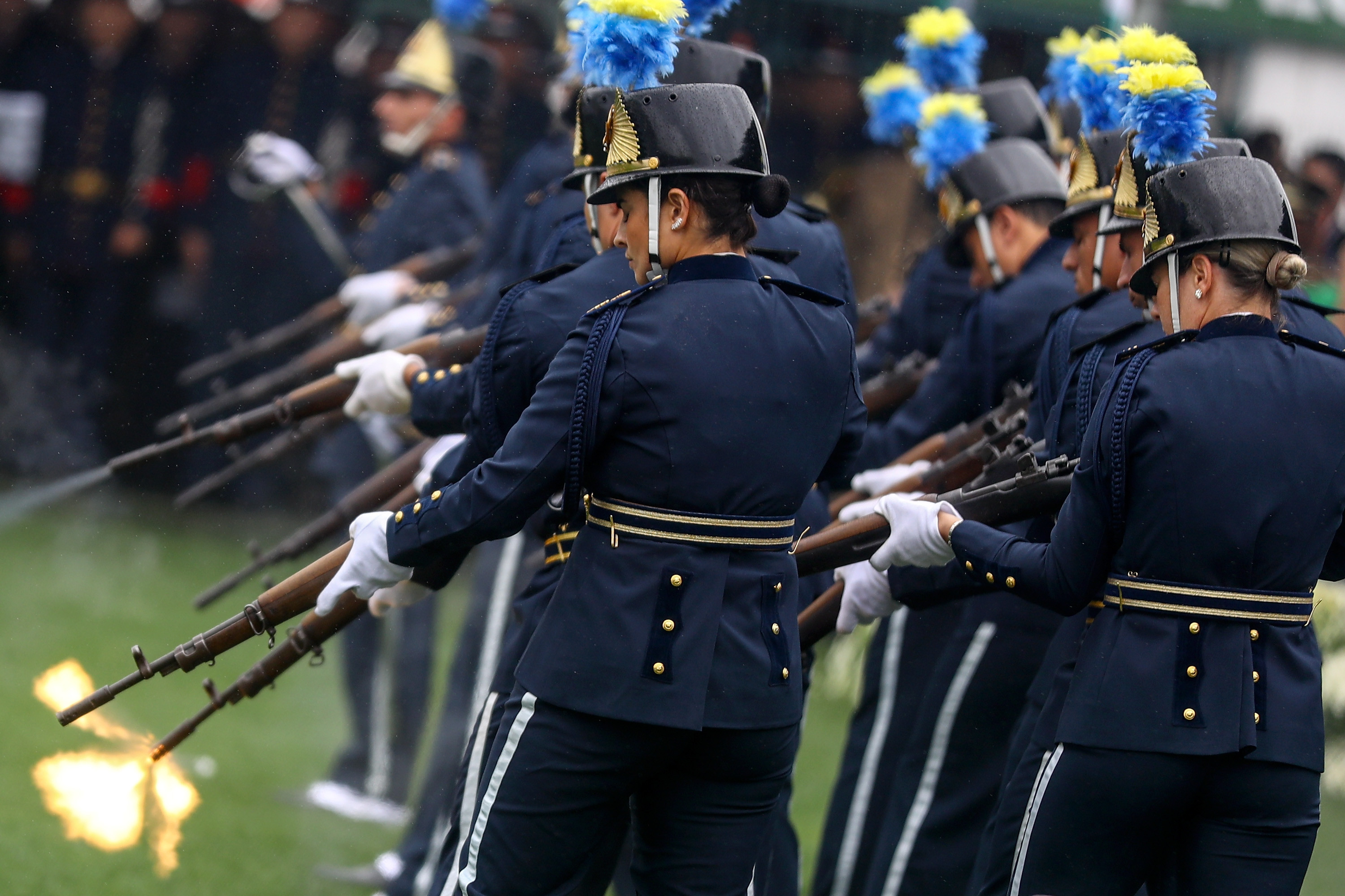 Imagini cutremuratoare. Sute de mii de oameni si-au luat adio de la jucatorii lui Chapecoense, in Brazilia, inainte ca acestia sa fie inmormantati