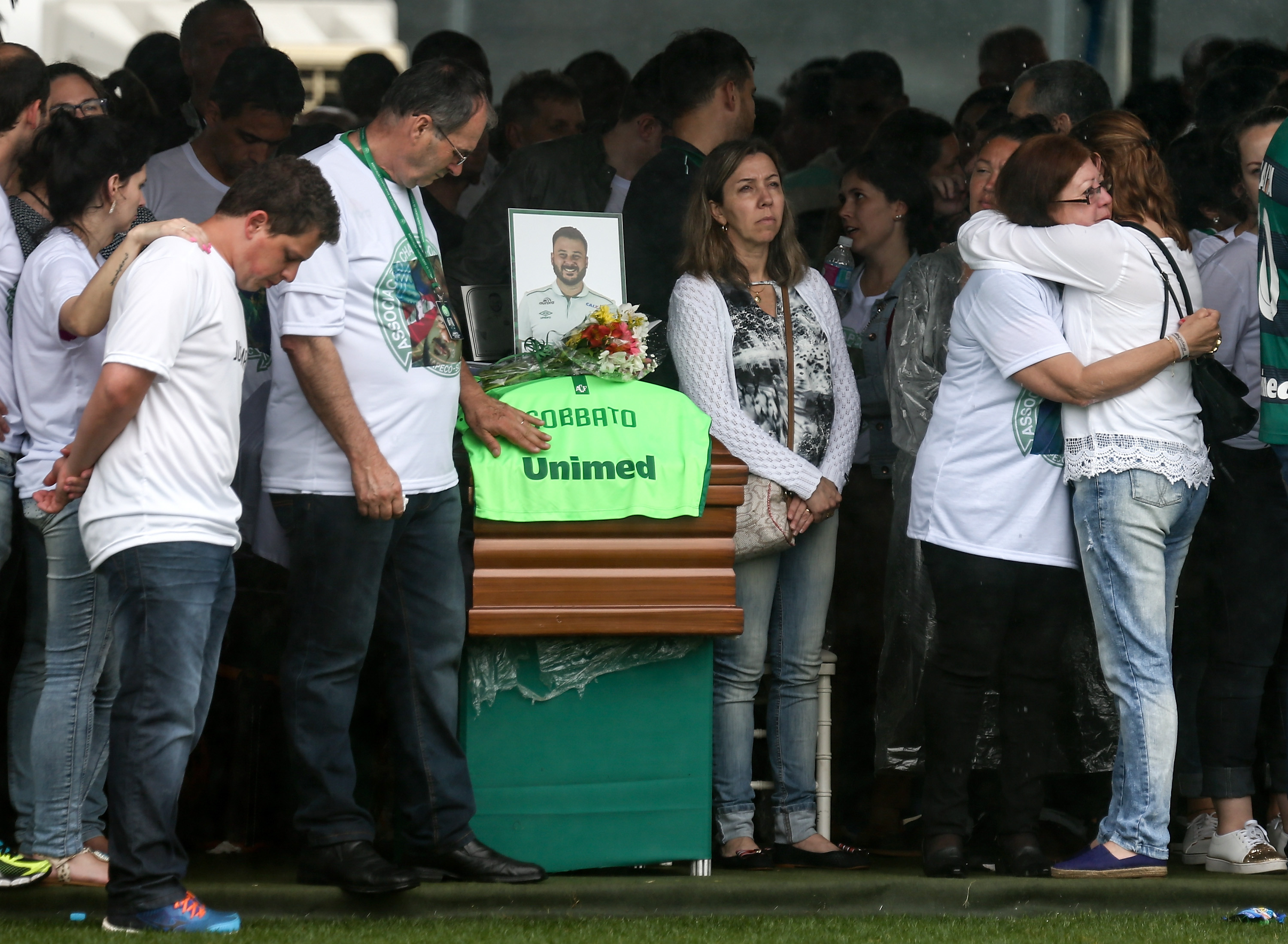 Imagini cutremuratoare. Sute de mii de oameni si-au luat adio de la jucatorii lui Chapecoense, in Brazilia, inainte ca acestia sa fie inmormantati